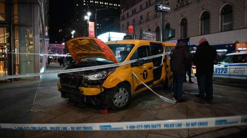 Такси въехало в толпу людей на Рождество в Нью-Йорке